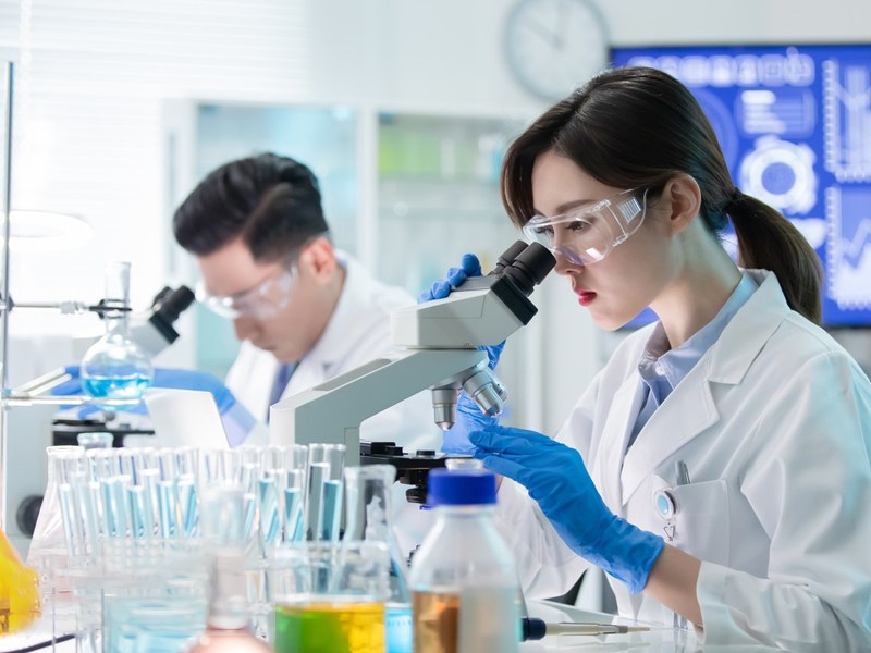 Baisifu cooling agent scientists testing WS-series samples with microscope in the Xi'an application laboratory