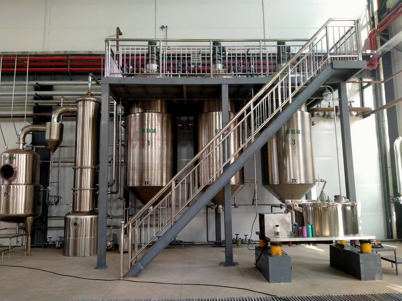 Stainless steel extraction and synthesis tanks at the Baisifu cooling agent production base