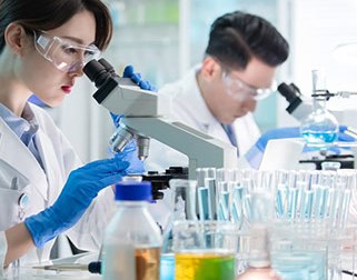 Baisifu cooling agent scientists testing WS-series cooling agent samples in the Xi'an application laboratory